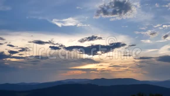 喀尔巴阡山脉的黎明五峰之上五彩缤纷的天空乌克兰视频的预览图
