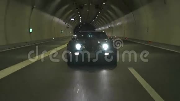 蓝色护卫舰穿过公路隧道的斜视图视频的预览图