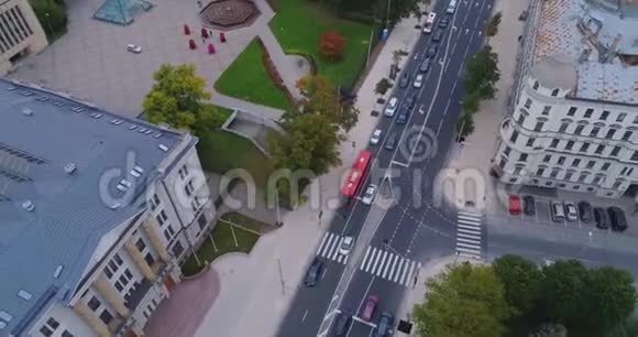 公路汽车沥青里加城市无人机飞行建筑住宅公寓中心街区视频的预览图