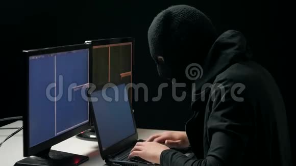 在巴拉克拉瓦的黑客使用他黑暗黑客室的笔记本电脑破解密码视频的预览图