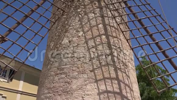 地中海岛上的传统风车视频的预览图