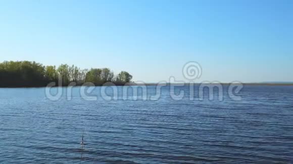 大型湖泊或河流的全景视频的预览图
