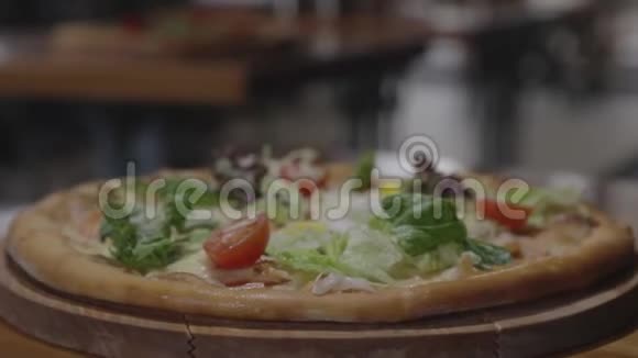 在餐厅里吃披萨视频的预览图