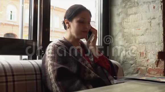 智能手机女人在咖啡馆里打电话美丽的多元文化的年轻女性专业人士视频的预览图