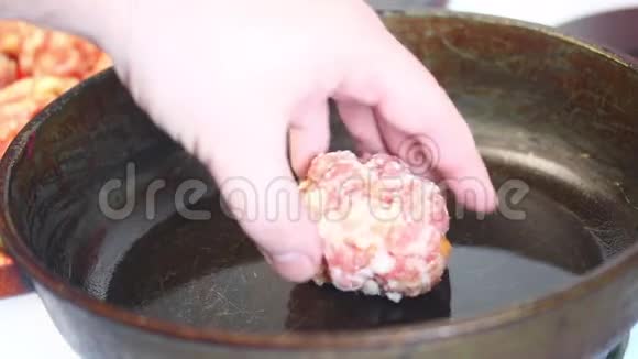 一个人在加热的煎锅上切菜你可以看到油是怎么溅出来的视频的预览图