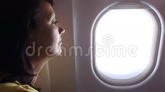 飞机上的女人视频的预览图