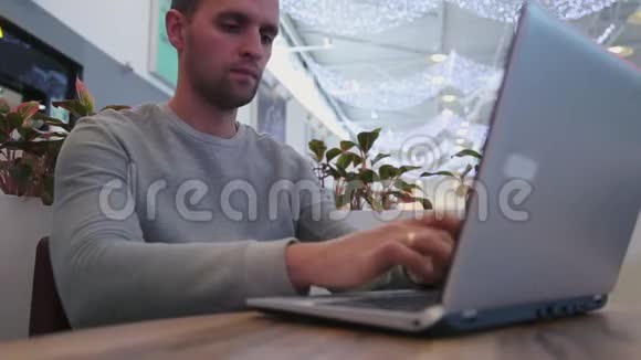 商人用他的笔记本电脑连接无线视频的预览图
