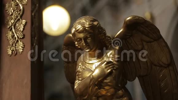 装饰教堂的天使金色雕塑的特写镜头视频的预览图