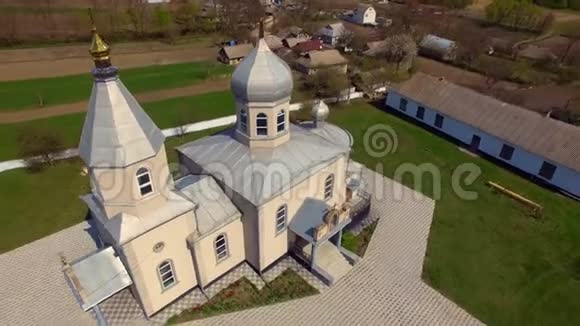 乌克兰村的东正教教堂空中观景视频的预览图