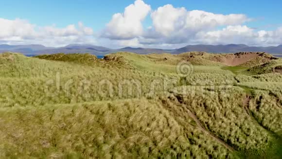 在爱尔兰西海岸的沙丘上低飞视频的预览图
