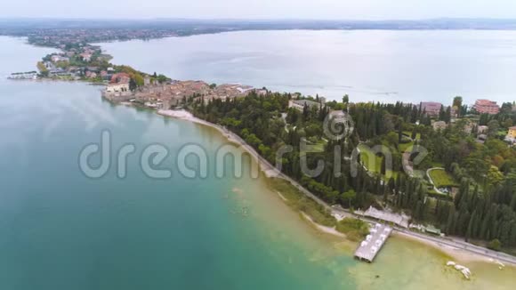 全景飞越美丽岛屿加德湖视频的预览图