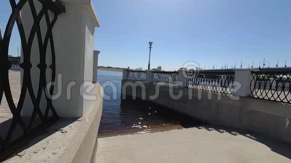 春季洪水降城堤上水视频的预览图