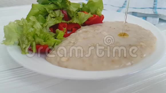 燕麦鸡蛋沙拉饮食粥与油慢动作开胃视频的预览图