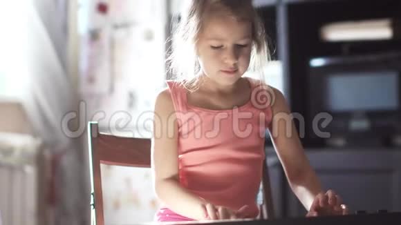 小女孩学弹钢琴6年了孩子排练一首音乐视频的预览图