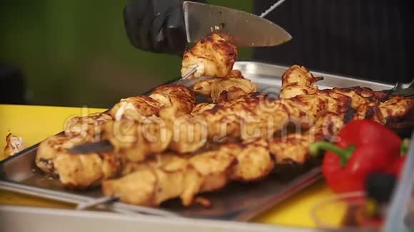 美味的肉会在烤架上熏视频的预览图
