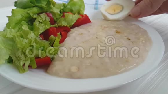 燕麦鸡蛋吃沙拉饮食粥射油慢动作开胃视频的预览图