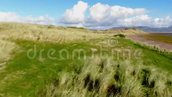 在爱尔兰西海岸的沙丘上低飞视频的预览图