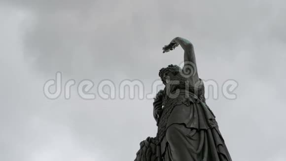 在啤酒节上巴伐利亚雕像顶着天空德国巴伐利亚视频的预览图