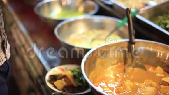 柜台配各种泰国菜肉汤沙拉亚洲街头美食旅行者买一些泰国菜1920x1080视频的预览图