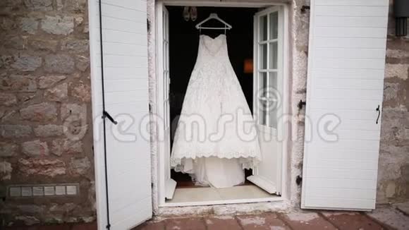 新娘裙子挂在檐口上视频的预览图