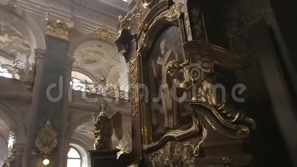 哥特式教堂内部金色天使的雕塑围绕着这个图标历史建筑视频的预览图