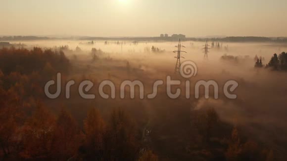 俄罗斯有电力线路的郊区佛格景观视频的预览图