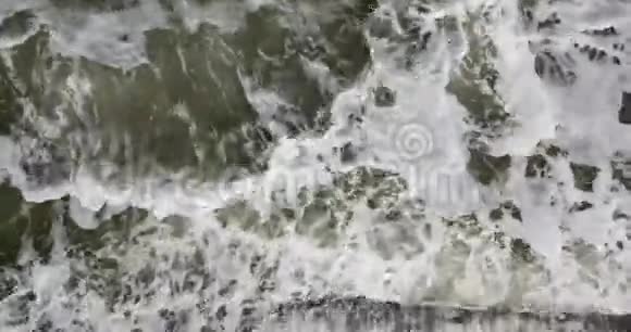 鸟瞰海浪坠落4K视频的预览图