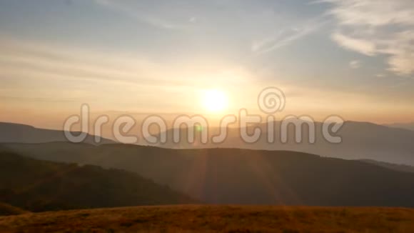 喀尔巴阡山脉的黎明五彩缤纷的天空在山峰之上乌克兰视频的预览图