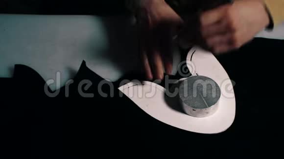 皮革工匠在车间的桌子上切割皮革视频的预览图