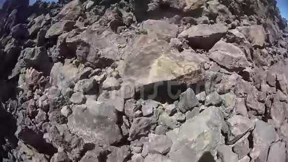 拍摄巨大岩石的人视频的预览图