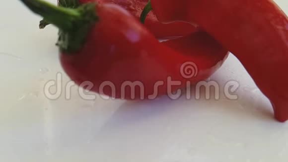 红喷辣椒健康充满活力白色背景倒水视频的预览图
