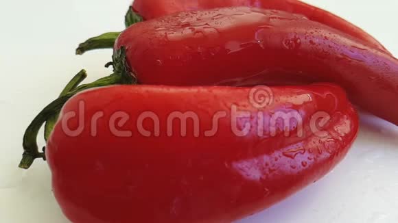 红喷椒健康的白色背景倒水视频的预览图