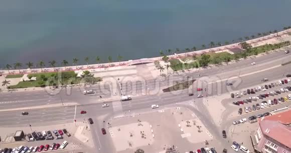 罗安达海湾日落的空中镜头视频的预览图