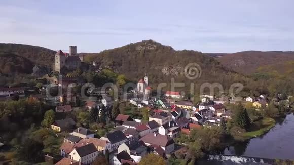 奥地利Hardegg城堡鸟瞰图视频的预览图