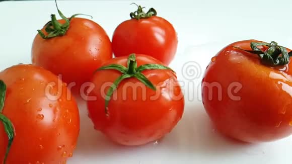 新鲜番茄倒水能转视频的预览图