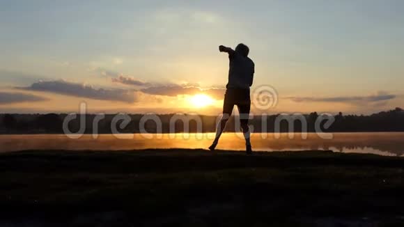 日落时分年轻人在湖岸自由跳舞视频的预览图