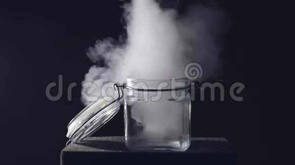 带烟的玻璃罐子视频的预览图