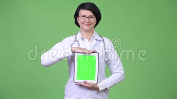 美丽的女医生短发显示数码平板电脑视频的预览图