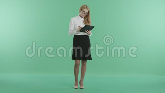 一个聪明的女孩手里拿着平板电脑视频的预览图