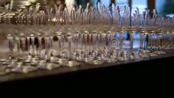 柜台上的水晶眼镜视频的预览图