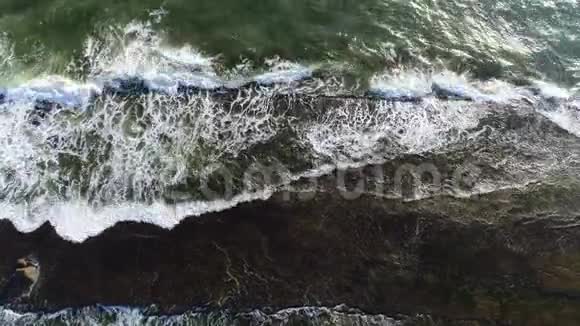 斯里兰卡海浪在岩壁上破碎的空中俯拍视频的预览图