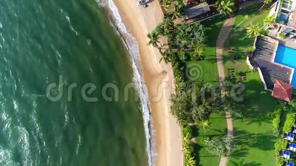 酒店附近的海浪和沙滩的空中活动在斯里兰卡的海浪中洗涤视频的预览图