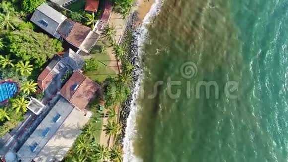 在斯里兰卡沙滩附近有秋千池的运动房屋中的高空拍摄视频的预览图