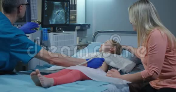 医生用超声波检查女孩视频的预览图