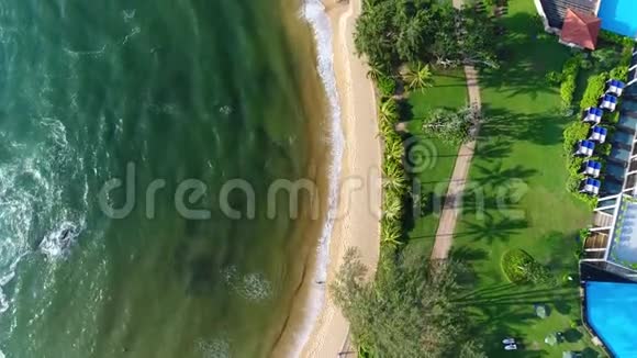从酒店和沙滩的顶部俯瞰斯里兰卡的海浪视频的预览图