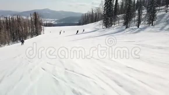 年轻的成人休闲滑雪者在寒冷的冬天享受田园诗般的完美天气在精心设计的滑雪道上滑雪视频的预览图