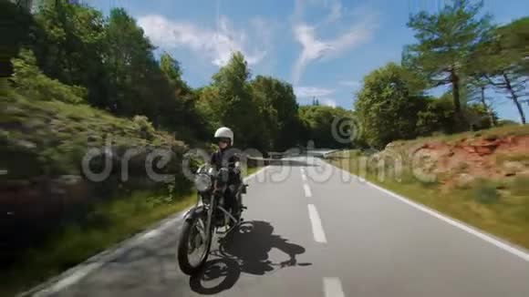 年轻的女摩托车司机骑自行车视频的预览图