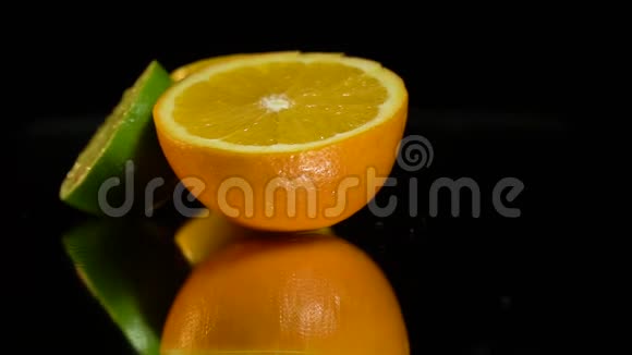 半个橘子石灰和柠檬放在镜桌上视频的预览图