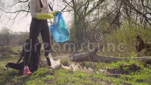 女绿色活动家在森林里收集垃圾视频的预览图