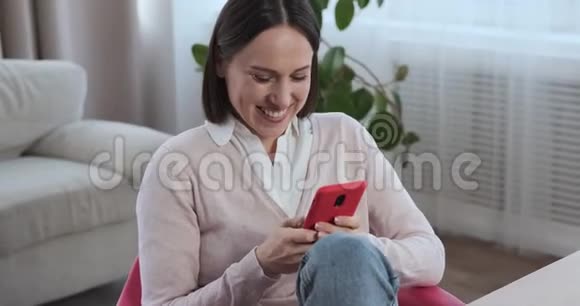在家玩手机的女人视频的预览图